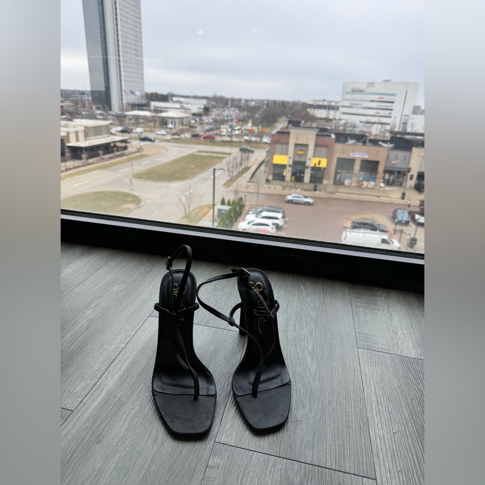 So Me Black Strappy Toe-Loop Heeled Sandals size 7 comes with gift. - Picture 13 of 16